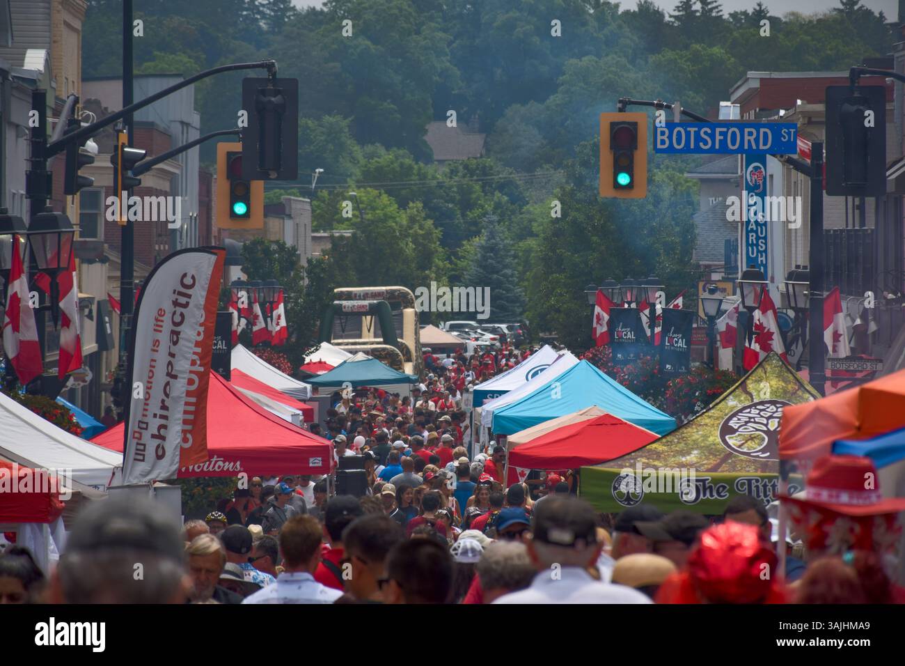 Newmarket, Ontario, Canada - 1er juillet 2023 : foule de gens marchant parmi les tentes des vendeurs sur la rue principale de Newmarket pendant la célébration de la fête du Canada Banque D'Images