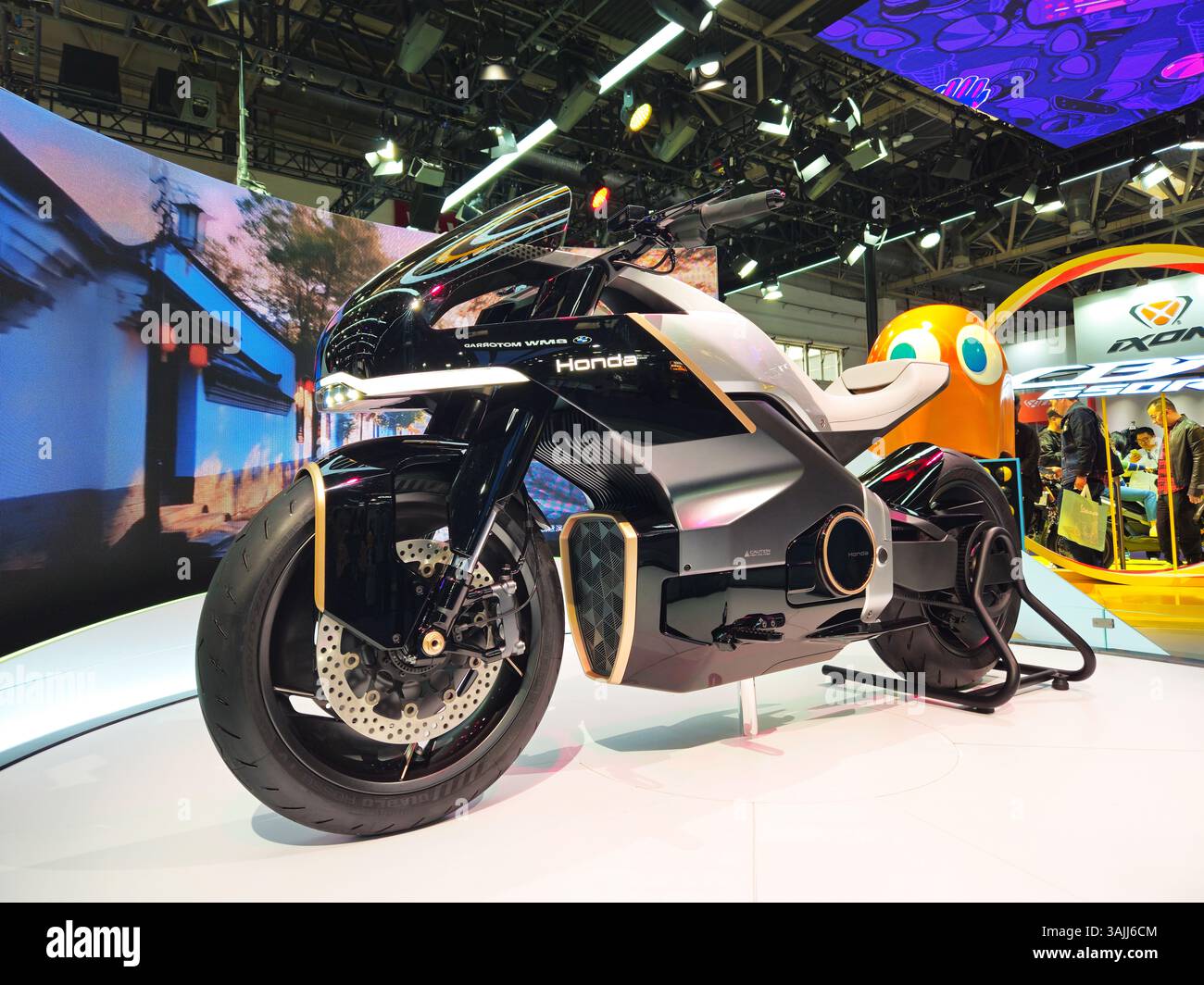 Pékin, Chine, 11 avril 2025, le concept de moto électrique Honda ( Honda Motor ) exposé à l'exposition internationale de la moto de Pékin Banque D'Images