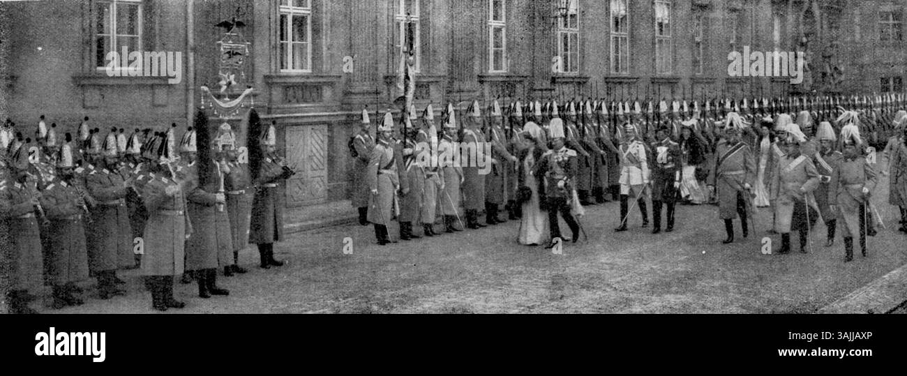 Le mariage du prince Eitel Friedrich de Prusse et de la duchesse Sophie Charlotte d'Oldenbourg, représentant l'empereur marchant avec la mariée à travers la garde d'honneur. Banque D'Images