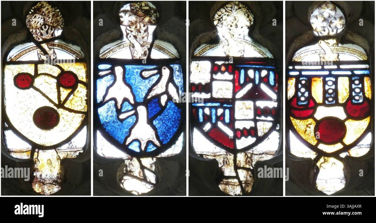 Ce vitrail du XVe siècle de l'église de John the Baptist à Higher Ashton, Devon, représente quatre boucliers héraldiques. Les boucliers représentent des évêques tels que William Courtenay, archevêque de Cantorbéry, et Edmund Lacey. Banque D'Images