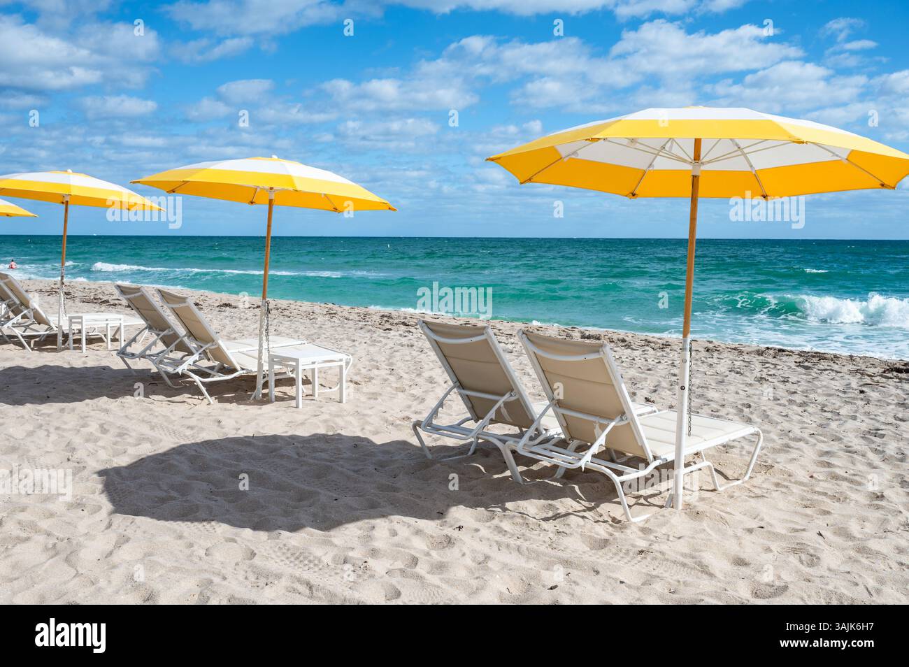 Chaises et parasols de plage de Fort Lauderdale. Vue sur la mer Banque D'Images