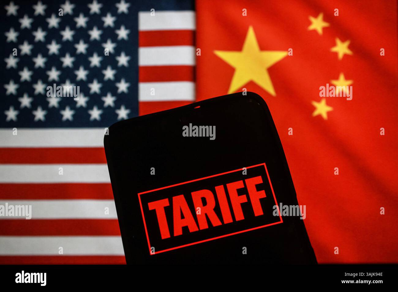 11 avril 2025 : la Chine a augmenté ses droits de rétorsion sur les importations américaines à 125%, intensifiant la guerre commerciale entre les deux plus grandes puissances économiques du monde. Le dirigeant chinois Xi Jinping a donné un ton provocateur dans ses premiers commentaires publics sur la guerre commerciale, disant que sa nation n'avait pas peur. Le texte tarifaire est affiché sur un écran de smartphone et les drapeaux des États-Unis et de la Chine en arrière-plan. (Crédit image : © Algi Febri Sugita/ZUMA Press Wire) USAGE ÉDITORIAL SEULEMENT ! Non destiné à UN USAGE commercial ! Banque D'Images