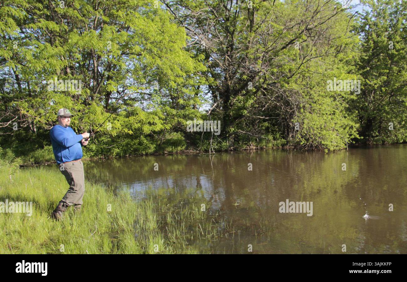 8 mai 2017 - USA - le désir d'Eric Brown d'en savoir plus sur la chasse et la pêche est l'une des raisons pour lesquelles il a lancé la page chasse et pêche au Kansas sur Facebook. Il a gagné plus de 13 700 followers en un peu plus d'un an. (Crédit image : © Michael Pearce/TNS via ZUMA Wire) Banque D'Images