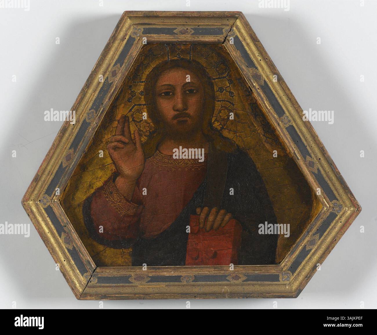 « Christ Blessing » est une peinture en tempera et en or usiné de Nardo di Cione, créée entre 1343 et 1366. Il représente le Christ avec un geste de bénédiction, dans un style artistique religieux, typique de la peinture italienne du XIVe siècle. Banque D'Images