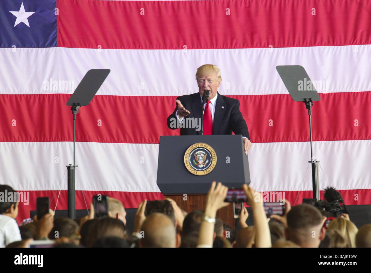 27 mai 2017 - Naval Air Station Sigonella, Italie - le président DONALD TRUMP s'adresse aux militaires américains et à leurs familles à la Naval Air Station Sigonella, Italie, le 27 mai 2017. Trump s’est rendu en Sicile pour assister au Sommet du G7 et rencontrer les dirigeants mondiaux. (Crédit image : © Samuel Guerra/Marines/DoD via ZUMA Wire/ZUMAPRESS.com) Banque D'Images