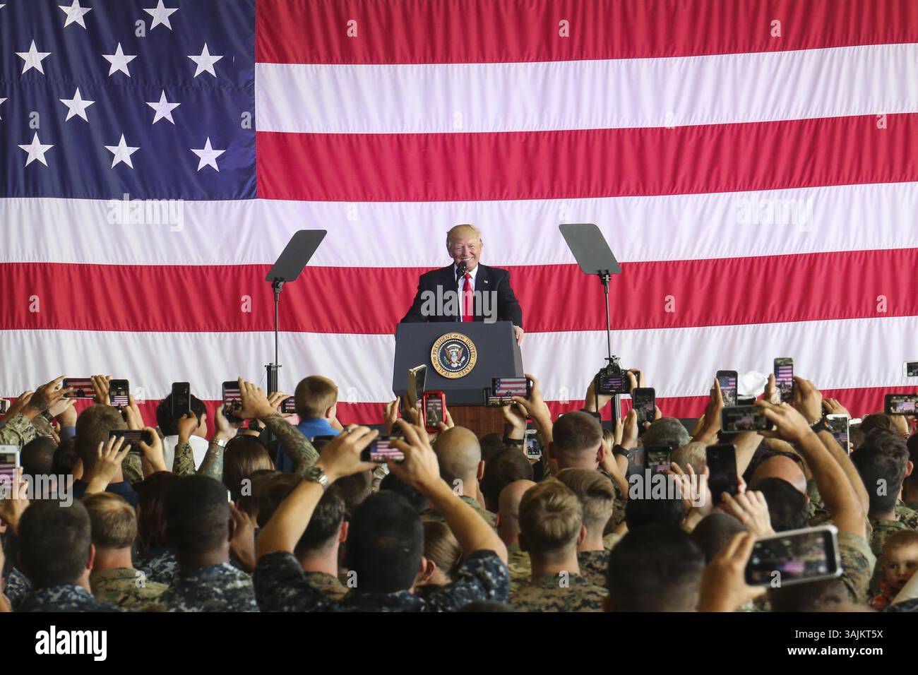 27 mai 2017 - Naval Air Station Sigonella, Italie - le président DONALD TRUMP s'adresse aux militaires américains et à leurs familles à la Naval Air Station Sigonella, Italie, le 27 mai 2017. Trump s’est rendu en Sicile pour assister au Sommet du G7 et rencontrer les dirigeants mondiaux. (Crédit image : © Samuel Guerra/Marines/DoD via ZUMA Wire/ZUMAPRESS.com) Banque D'Images