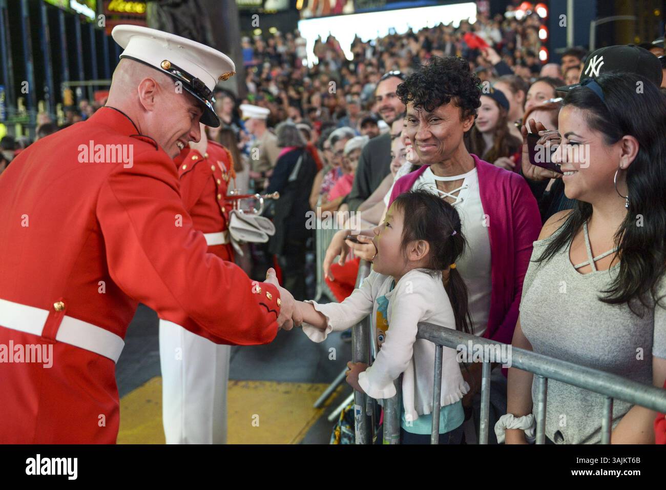 27 mai 2017 - New York, New York, États-Unis - Un membre du Marine Drum and Bugle corps accueille un jeune fan après avoir joué à Times Square à New York dans le cadre de la Fleet week New York, le 27 mai 2017. Les marins, les Marines et les garde-côtes démontrent leurs capacités et enseignent aux habitants de New York les services maritimes de l'Amérique lors de l'observance annuelle. (Crédit image : © Samantha Bray/Marine corps/DoD via ZUMA Wire/ZUMAPRESS.com) Banque D'Images