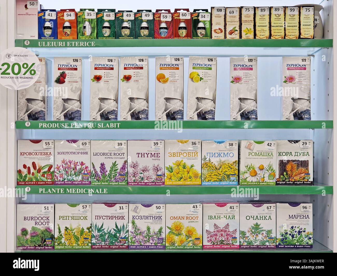 UNGHENI, MOLDAVIE - 05 mars 2024 pharmacie approvisionné les étagères avec des produits de phytothérapie. Médicaments dérivés de plantes pour traiter ou prévenir la santé condit - Image de stock capturée avec un smartphone