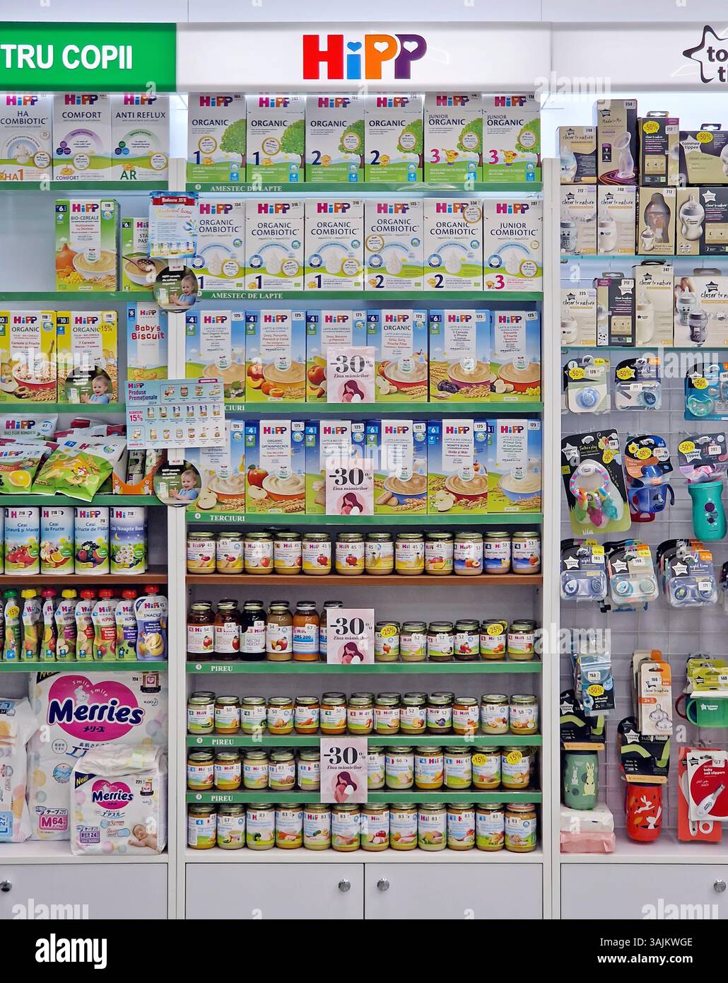 UNGHENI, MOLDAVIE - 05 mars 2024 pharmacie a approvisionné les étagères avec de la nourriture pour bébés, des accessoires d'alimentation et des jouets. Produits de santé et médicaments pour infan - Image de stock capturée avec un smartphone