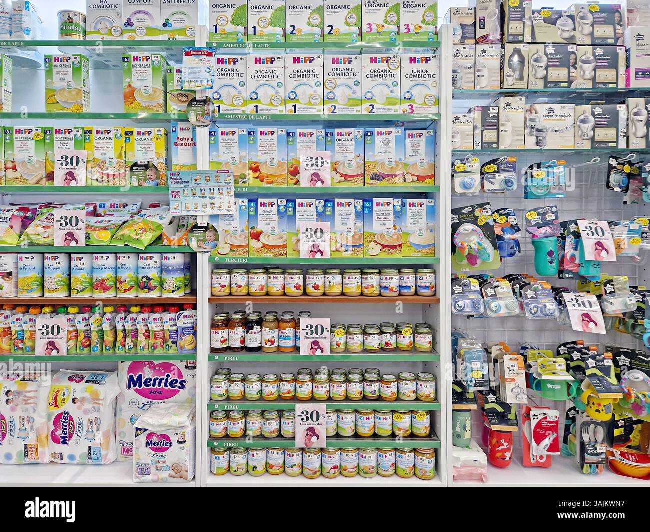 UNGHENI, MOLDAVIE - 05 mars 2024 pharmacie a approvisionné les étagères avec de la nourriture pour bébés, des accessoires d'alimentation et des jouets. Produits de santé et médicaments pour infan - Image de stock capturée avec un smartphone