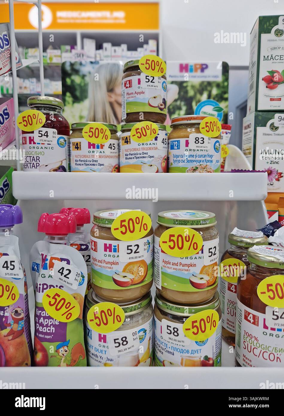 UNGHENI, MOLDAVIE - 06 juin 2024 aliments pour bébés en vente sur les étagères approvisionnées en pharmacie. Nutrition saine pour les enfants à prix réduit - Image de stock capturée avec un smartphone