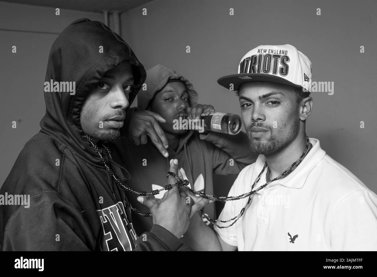 4 mai 2014 - Brooklyn, New York, États-Unis - (de gauche à droite) Smokey, Imakee et Looney posent pour une photo à l'intérieur d'un appartement de Brooklyn qui a servi de point de rencontre pour le gang jusqu'à ce qu'il soit attaqué par des officiers du NYPD. La toute-puissante Nation latine Roi et Reine (ALKQN, ALKN, LKN) est le plus ancien et le plus grand gang de rue hispanique des États-Unis. Ses racines datent de 1954 Humboldt Park à Chicago, Illinois. (Crédit image : © Nicolas Enriquez/ZUMA Wire/ZUMAPRESS.com) Banque D'Images