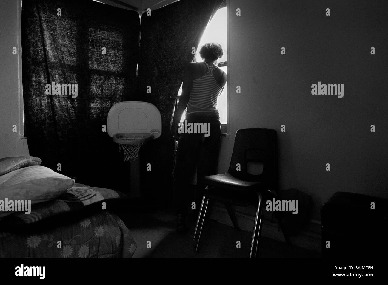 16 avril 2014 - Brooklyn, New York, États-Unis - Isis regarde à l'extérieur de la fenêtre pour mandown entrant dans le bâtiment, mandown est la façon dont ils appellent les officiers de police de NYPD. Les Latin Kings sont l'un des premiers gangs en Amérique à inclure des femmes dans le gang et ils sont appelés Queens. La toute-puissante Nation latine Roi et Reine (ALKQN, ALKN, LKN) est le plus ancien et le plus grand gang de rue hispanique des États-Unis. Ses racines datent de 1954 Humboldt Park à Chicago, Illinois. (Crédit image : © Nicolas Enriquez/ZUMA Wire/ZUMAPRESS.com) Banque D'Images