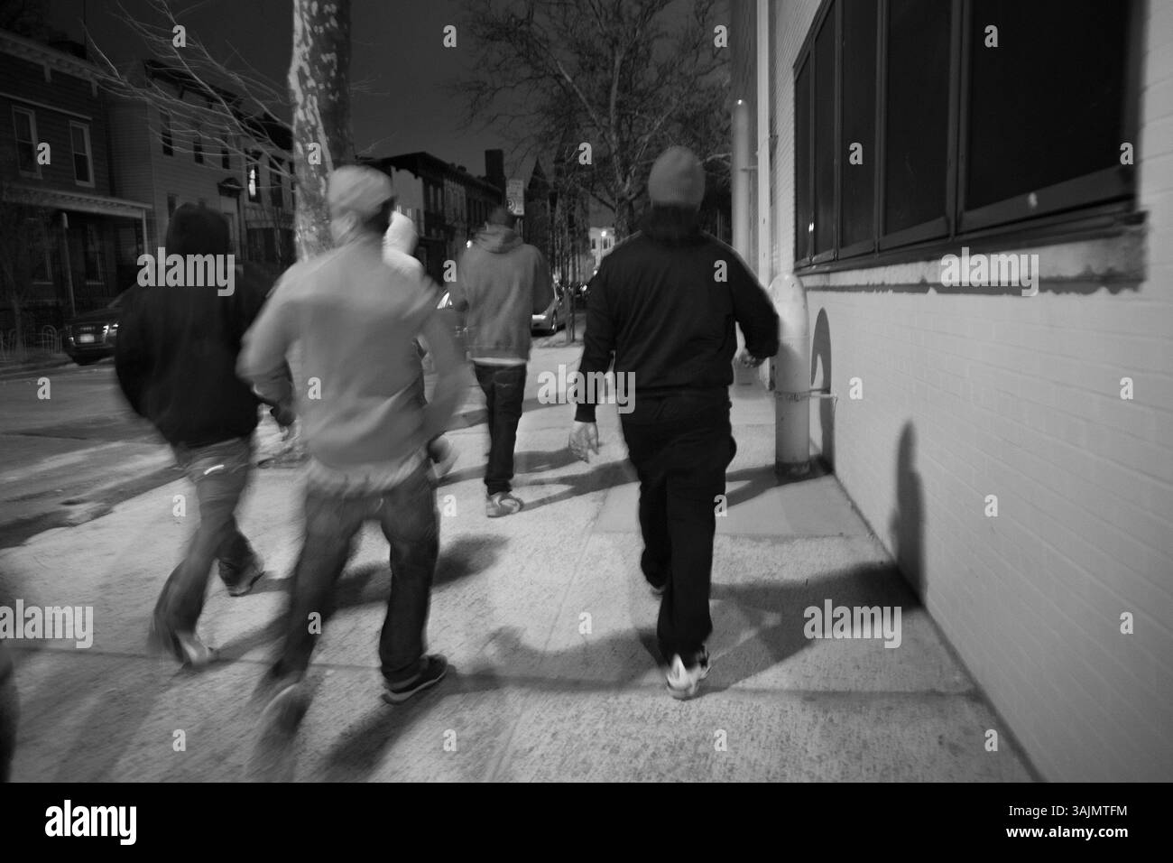 19 avril 2014 - Brooklyn, New York, États-Unis - marcher dans les rues pour protéger le quartier et garder les yeux ouverts non seulement pour les membres rivaux des gangs ou les trafiquants de drogue, mais aussi pour les agents de la NYPD fait partie de la routine quotidienne des membres des gangs, qui ont tendance à vivre une vie de peur et de manque de liberté. La toute-puissante Nation latine Roi et Reine (ALKQN, ALKN, LKN) est le plus ancien et le plus grand gang de rue hispanique des États-Unis. Ses racines datent de 1954 Humboldt Park à Chicago, Illinois. (Crédit image : © Nicolas Enriquez/ZUMA Wire/ZUMAPRESS.com) Banque D'Images