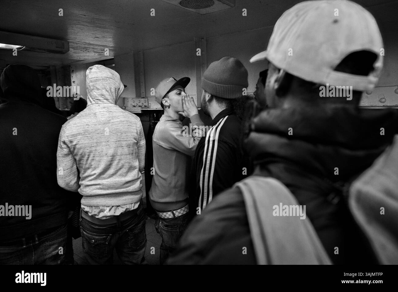 19 avril 2014 - Brooklyn, New York, États-Unis - 'Looney', membre actif de la Nation crie 'Amor de rey' roi amour à son groupe alors qu'ils sont à la recherche de membres de Trinitarios d'un gang ennemi dans une station de métro. La toute-puissante Nation latine Roi et Reine (ALKQN, ALKN, LKN) est le plus ancien et le plus grand gang de rue hispanique des États-Unis. Ses racines datent de 1954 Humboldt Park à Chicago, Illinois. (Crédit image : © Nicolas Enriquez/ZUMA Wire/ZUMAPRESS.com) Banque D'Images