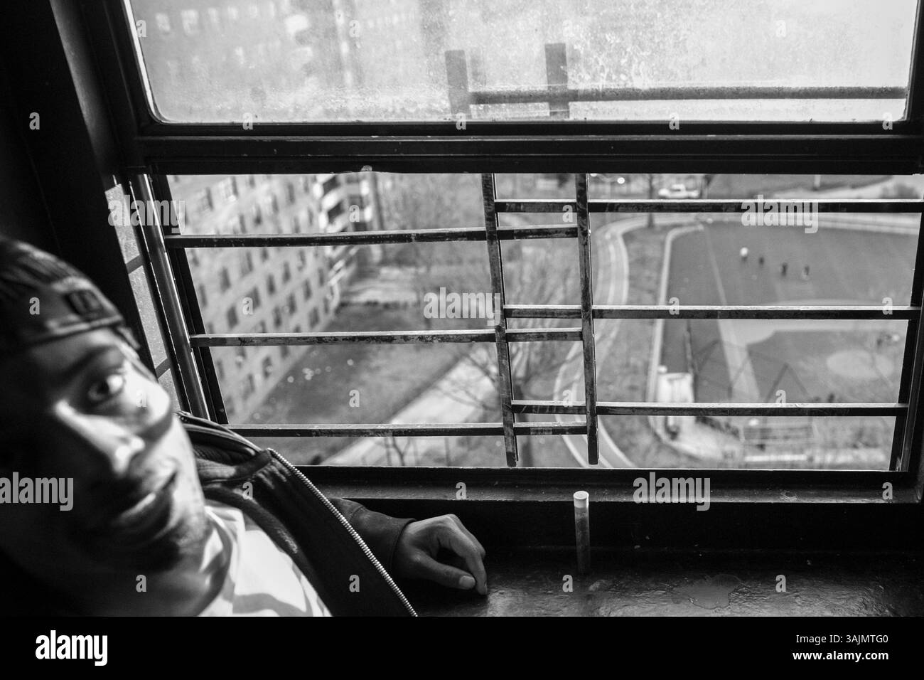 16 avril 2014 - Brooklyn, New York, États-Unis - "vivre dans le capot, c'est comme vivre en prison" citation de Smokey quand je prenais cette photo, la haute sécurité entourant les projets de logement pour les garder en sécurité rend les affaires difficiles pour le gang. La toute-puissante Nation latine Roi et Reine (ALKQN, ALKN, LKN) est le plus ancien et le plus grand gang de rue hispanique des États-Unis. Ses racines datent de 1954 Humboldt Park à Chicago, Illinois. (Crédit image : © Nicolas Enriquez/ZUMA Wire/ZUMAPRESS.com) Banque D'Images