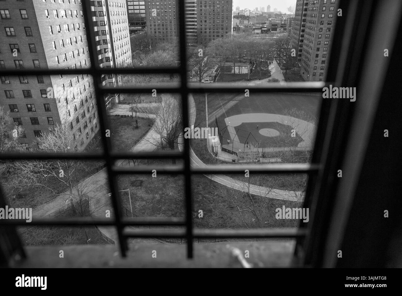 16 avril 2014 - Brooklyn, New York, États-Unis - regardant à l'extérieur de la fenêtre pour voir s'il y a un homme en panne à l'extérieur du bâtiment, l'homme en panne est la façon dont ils appellent les policiers. La toute-puissante Nation latine Roi et Reine (ALKQN, ALKN, LKN) est le plus ancien et le plus grand gang de rue hispanique des États-Unis. Ses racines datent de 1954 Humboldt Park à Chicago, Illinois. (Crédit image : © Nicolas Enriquez/ZUMA Wire/ZUMAPRESS.com) Banque D'Images