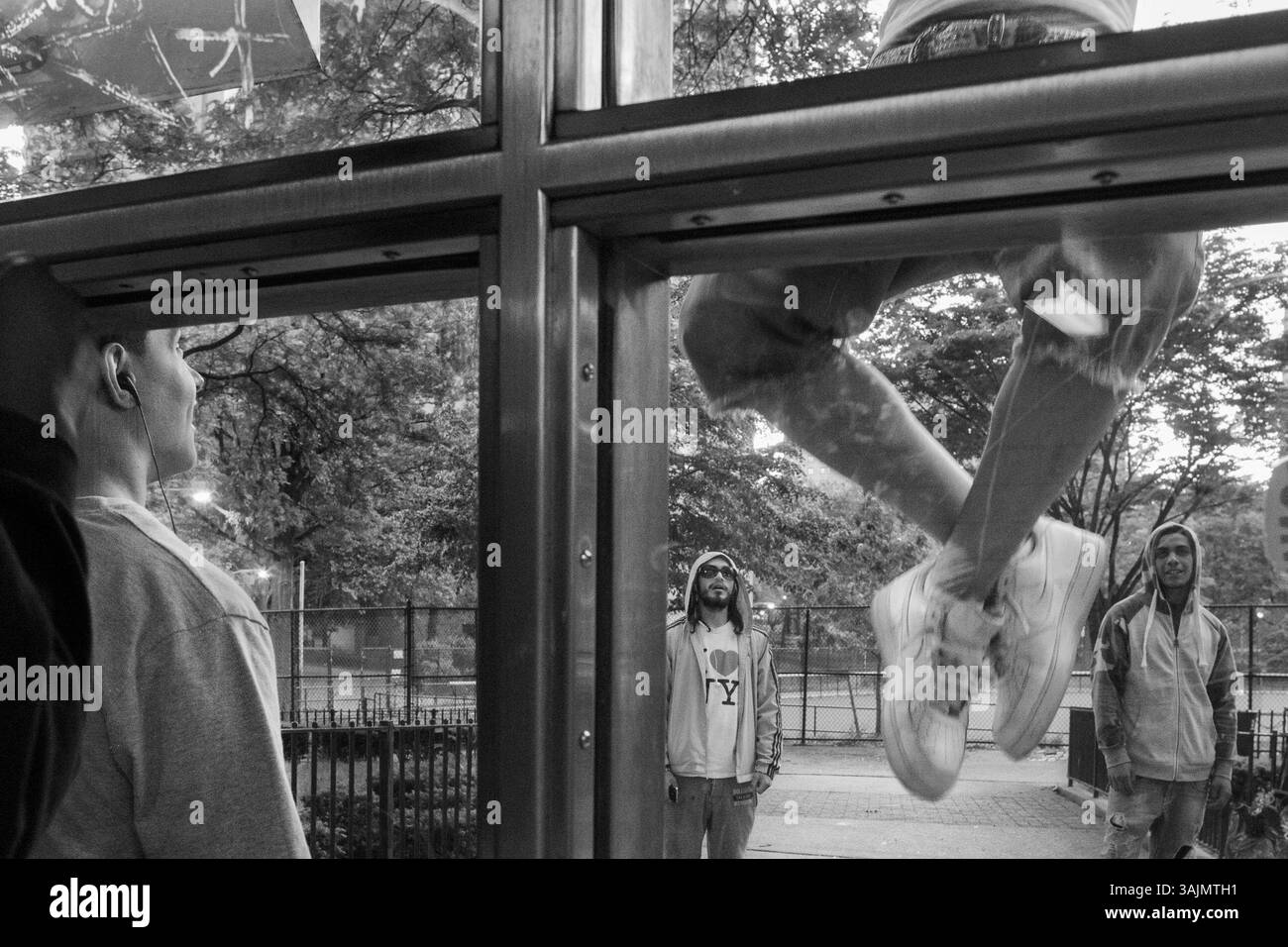 Juin 1, 2014 - Brooklyn, New York, États-Unis - plusieurs membres de Latin Kings jouissent d'un moment ludique à l'extérieur de l'un des bâtiments du projet à Brooklyn. La toute-puissante Nation latine Roi et Reine (ALKQN, ALKN, LKN) est le plus ancien et le plus grand gang de rue hispanique des États-Unis. Ses racines datent de 1954 Humboldt Park à Chicago, Illinois. (Crédit image : © Nicolas Enriquez/ZUMA Wire/ZUMAPRESS.com) Banque D'Images