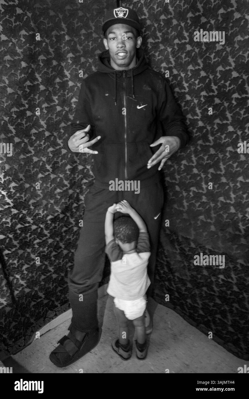 16 avril 2014 - Brooklyn, New York, États-Unis - B-rad pose pour une photo tandis que sa baie Kirell a honte de poser. B-Rad a eu sa jambe droite immobilisée après avoir été abattu lors d'un combat avec un gang ennemi à Bushwick. La toute-puissante Nation latine Roi et Reine (ALKQN, ALKN, LKN) est le plus ancien et le plus grand gang de rue hispanique des États-Unis. Ses racines datent de 1954 Humboldt Park à Chicago, Illinois. (Crédit image : © Nicolas Enriquez/ZUMA Wire/ZUMAPRESS.com) Banque D'Images