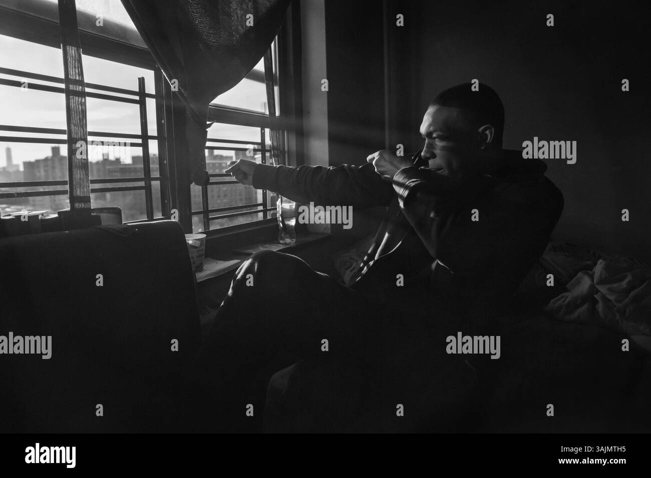 20 avril 2014 - Brooklyn, New York, États-Unis - de là, je peux tirer sur le train J est ce que B-Rad a dit à son beau-frère Smokey. B-Rad n'est pas un roi latin, il est membre du Ysquad' Gang qui gouverne un petit quartier de Brooklyn. La toute-puissante Nation latine Roi et Reine (ALKQN, ALKN, LKN) est le plus ancien et le plus grand gang de rue hispanique des États-Unis. Ses racines datent de 1954 Humboldt Park à Chicago, Illinois. (Crédit image : © Nicolas Enriquez/ZUMA Wire/ZUMAPRESS.com) Banque D'Images