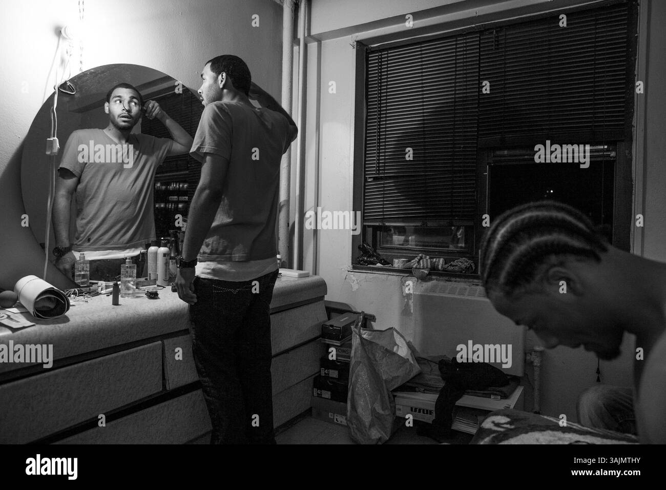 18 mai 2014 - Brooklyn, New York, États-Unis - King Buckets vérifie sa coupe de cheveux avant de sortir à une fête autour du pâté de maisons de son appartement à Brooklyn. La toute-puissante Nation latine Roi et Reine (ALKQN, ALKN, LKN) est le plus ancien et le plus grand gang de rue hispanique des États-Unis. Ses racines datent de 1954 Humboldt Park à Chicago, Illinois. (Crédit image : © Nicolas Enriquez/ZUMA Wire/ZUMAPRESS.com) Banque D'Images