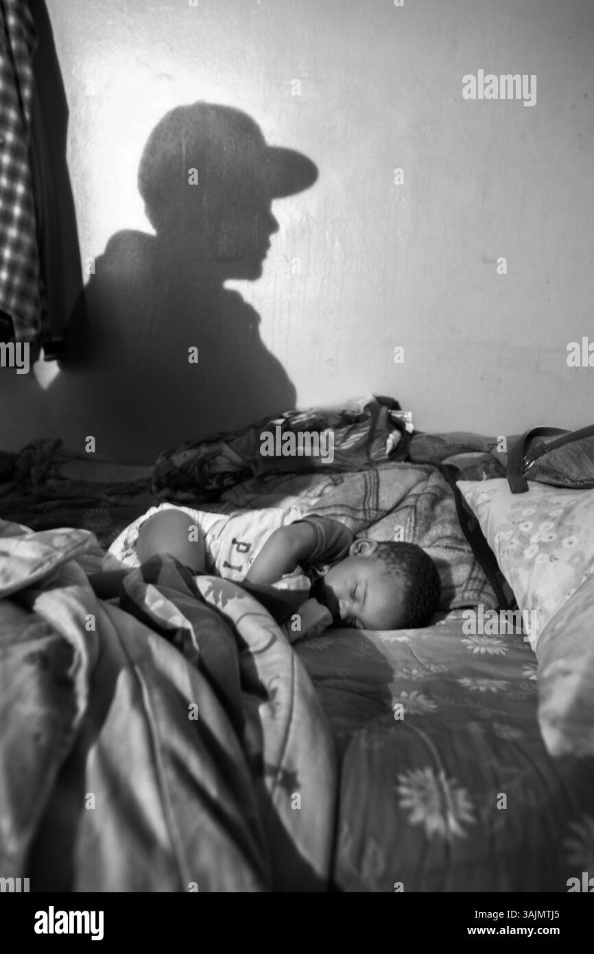 16 avril 2014 - Brooklyn, New York, États-Unis - Karens Baby, Kirell, dort à sa maison dans les projets Bushwick, lieu qu'il partage avec son oncle Smokey' il dirige ce quartier pour la Nation latine King et veut que Kirell fasse partie du gang quand il sera grand. La toute-puissante Nation latine Roi et Reine (ALKQN, ALKN, LKN) est le plus ancien et le plus grand gang de rue hispanique des États-Unis. Ses racines datent de 1954 Humboldt Park à Chicago, Illinois. (Crédit image : © Nicolas Enriquez/ZUMA Wire/ZUMAPRESS.com) Banque D'Images