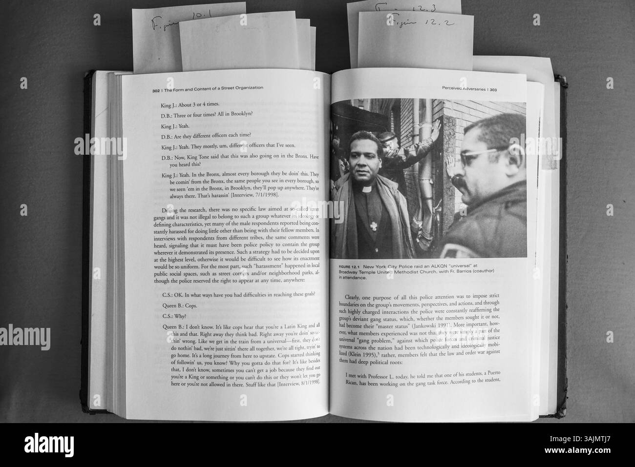 9 juin 2016 - Brooklyn, New York, États-Unis - page Inside Luis Barrios copie personnelle de son propre livre The Almighty Latin King and Queen Nation. Barrios est un prêtre et l'une des figures les plus influentes de l'histoire de la lignée du roi latin, il a ouvert les portes de son église au roi Tone, chef du gang, et leur a permis de tenir des réunions tant qu'ils permettaient à Barrios d'exprimer ses idées et de leur donner des conseils. La toute-puissante Nation latine Roi et Reine (ALKQN, ALKN, LKN) est le plus ancien et le plus grand gang de rue hispanique des États-Unis. Ses racines datent de 1954 Humboldt Park à Chicago, Banque D'Images