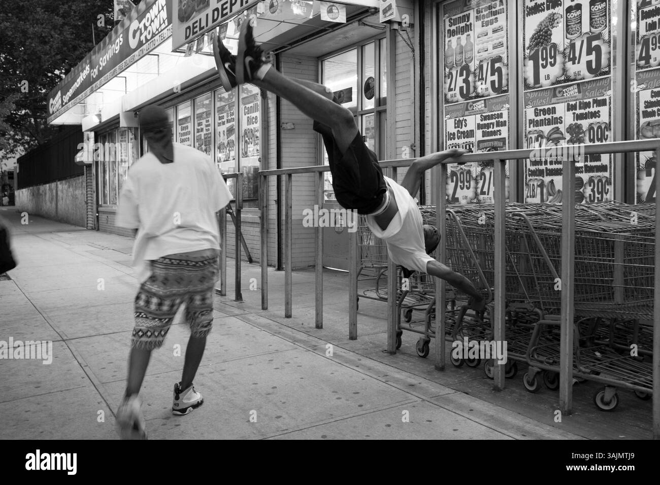 22 juillet 2014 - Brooklyn, New York, États-Unis - Smokey et B-rad jouent dans la rue, ils sont amis depuis qu'ils sont enfants, B-rad a été incarcéré pendant plus d'un an et sera libéré dans 2 mois. La femme de B-Rad et Smokey ont dû prendre soin de son enfant pendant cette période. La toute-puissante Nation latine Roi et Reine (ALKQN, ALKN, LKN) est le plus ancien et le plus grand gang de rue hispanique des États-Unis. Ses racines datent de 1954 Humboldt Park à Chicago, Illinois. (Crédit image : © Nicolas Enriquez/ZUMA Wire/ZUMAPRESS.com) Banque D'Images