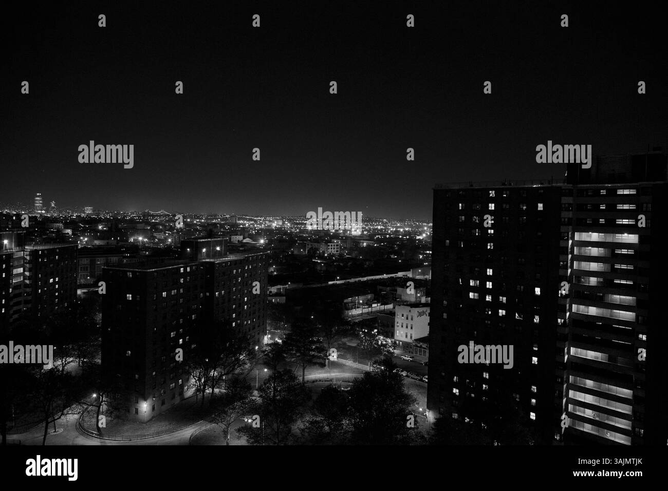 13 mai 2014 - Brooklyn, New York, États-Unis - vue de Manhattan la nuit depuis le sommet d'un des bâtiments du Bushwick Housing Projects à Brooklyn. La toute-puissante Nation latine Roi et Reine (ALKQN, ALKN, LKN) est le plus ancien et le plus grand gang de rue hispanique des États-Unis. Ses racines datent de 1954 Humboldt Park à Chicago, Illinois. (Crédit image : © Nicolas Enriquez/ZUMA Wire/ZUMAPRESS.com) Banque D'Images