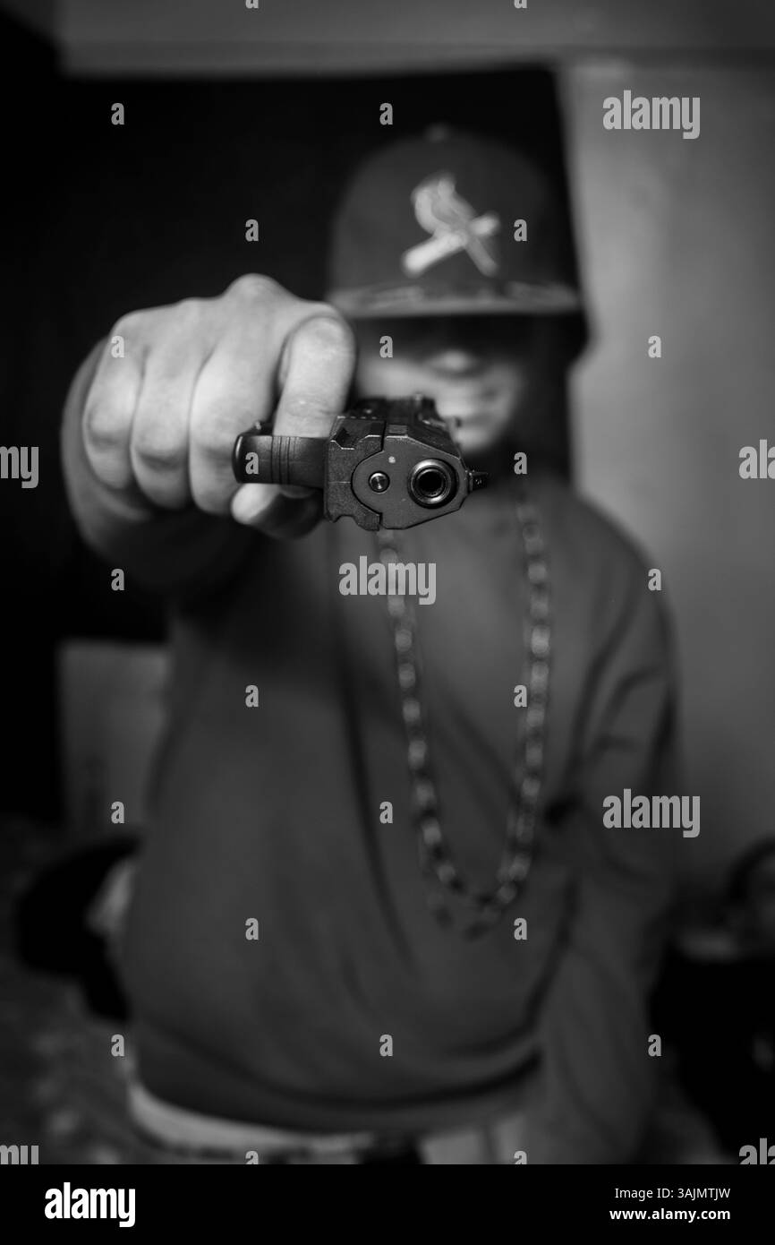 4 mai 2014 - Brooklyn, New York, États-Unis - meurtre tenez une arme qu'il a acheté pour 250 $ dans la rue, il l'a achetée après que des gars d'un autre gang ont poignardé un de ses amis dans le cou. La toute-puissante Nation latine Roi et Reine (ALKQN, ALKN, LKN) est le plus ancien et le plus grand gang de rue hispanique des États-Unis. Ses racines datent de 1954 Humboldt Park à Chicago, Illinois. (Crédit image : © Nicolas Enriquez/ZUMA Wire/ZUMAPRESS.com) Banque D'Images