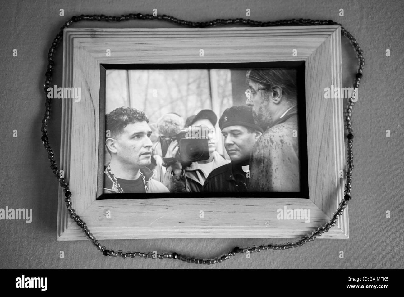 9 juin 2016 - Brooklyn, New York, États-Unis - photo de Luis Barrios et King Tone lors d'une interview, c'est une photo personnelle que Barrios garde pour lui rappeler son amitié avec King Tone et autour de lui il garde un collier de perles qui lui a été donné comme un cadeau par le gang. La toute-puissante Nation latine Roi et Reine (ALKQN, ALKN, LKN) est le plus ancien et le plus grand gang de rue hispanique des États-Unis. Ses racines datent de 1954 Humboldt Park à Chicago, Illinois. (Crédit image : © Nicolas Enriquez/ZUMA Wire/ZUMAPRESS.com) Banque D'Images