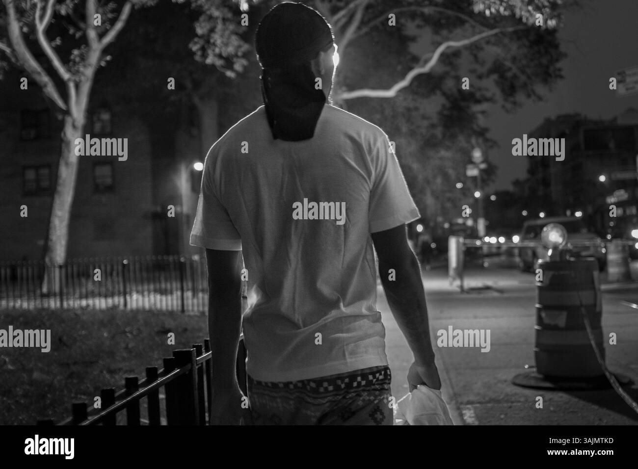 22 juillet 2014 - Brooklyn, New York, États-Unis - Smokey marche vers l'un des nouveaux réflecteurs 24 heures que le NYPD a mis près de chez lui à Brooklyn. La toute-puissante Nation latine Roi et Reine (ALKQN, ALKN, LKN) est le plus ancien et le plus grand gang de rue hispanique des États-Unis. Ses racines datent de 1954 Humboldt Park à Chicago, Illinois. (Crédit image : © Nicolas Enriquez/ZUMA Wire/ZUMAPRESS.com) Banque D'Images