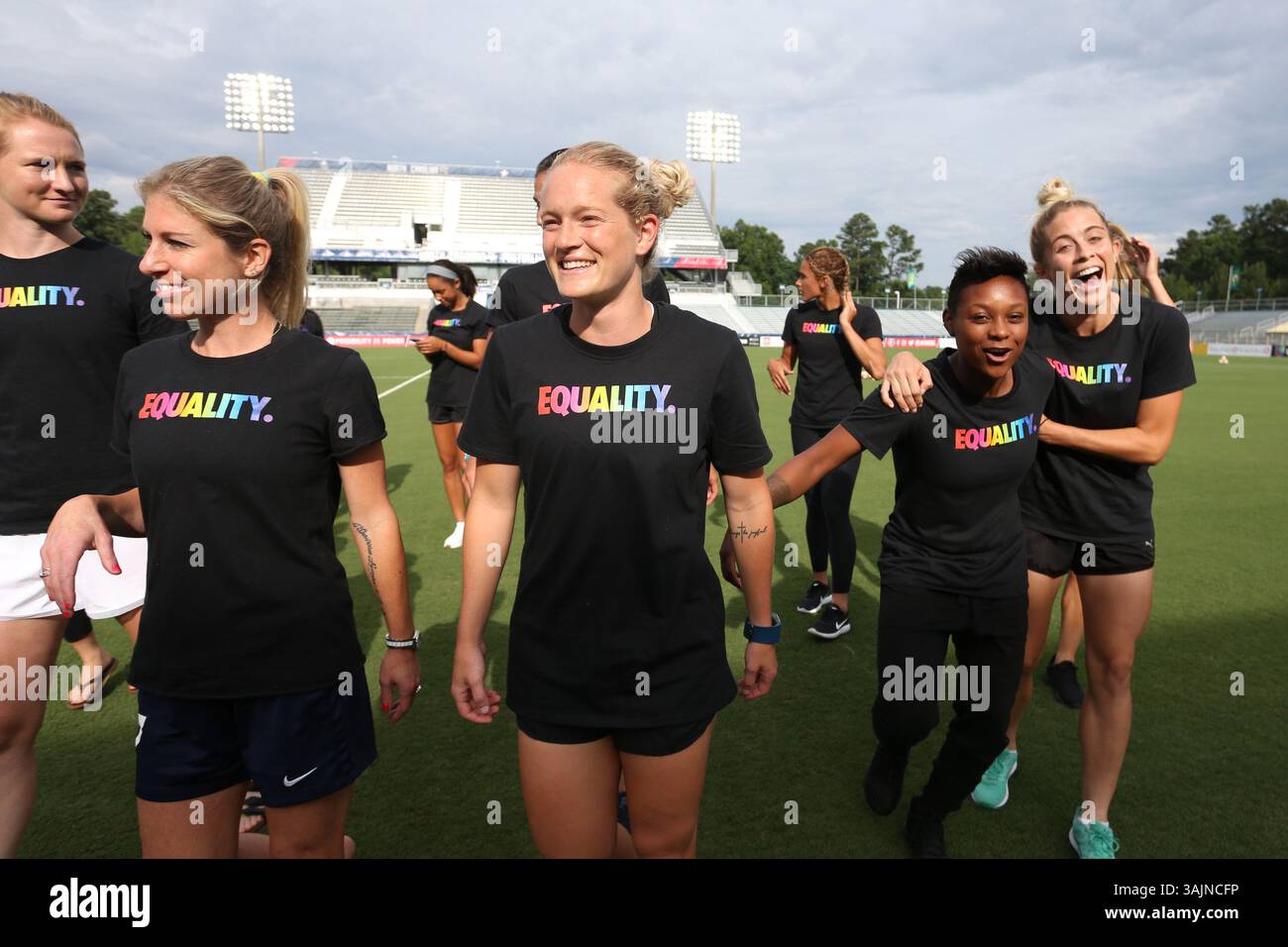 17 juin 2017 - Cary, Caroline du Nord, États-Unis - Cary, Caroline du Nord - samedi 17 juin 2017 : NC courage joueurs (de gauche à droite) Samantha Mewis, McCall Zerboni, Darian Jenkins, Kristen Hamilton, Lynn Williams, Taylor Smith et Abby Dahlkemper portent des tee-shirts Nike Equality BeTrue avant un match de la saison régulière de la National Women's Soccer League (NWSL) entre le courage de Caroline du Nord et les Boston Breakers au stade Sahlen’s du WakeMed Soccer Park. Le courage a remporté le match 3-1. (Crédit image : © Andy Mead/ISIPhotos via ZUMA Wire) Banque D'Images