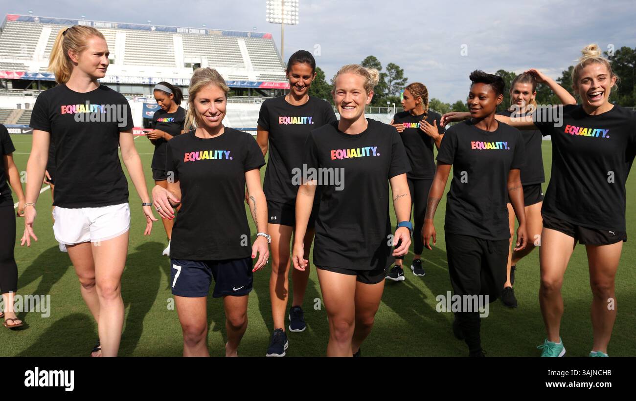 17 juin 2017 - Cary, Caroline du Nord, États-Unis - Cary, Caroline du Nord - samedi 17 juin 2017 : NC courage joueurs (de gauche à droite) Samantha Mewis, Darian Jenkins, McCall Zerboni, Abby Erceg, Kristen Hamilton, Lynn Williams, Taylor Smith, Stephanie Ochs et Abby Dahlkemper portent des tee-shirts Nike Equality BeTrue avant un match de la saison régulière de la National Women's Soccer League (NWSL) entre le courage de Caroline du Nord et les Boston Breakers au stade Sahlen’s du WakeMed Soccer Park. Le courage a remporté le match 3-1. (Crédit image : © Andy Mead/ISIPhotos via ZUMA Wire) Banque D'Images