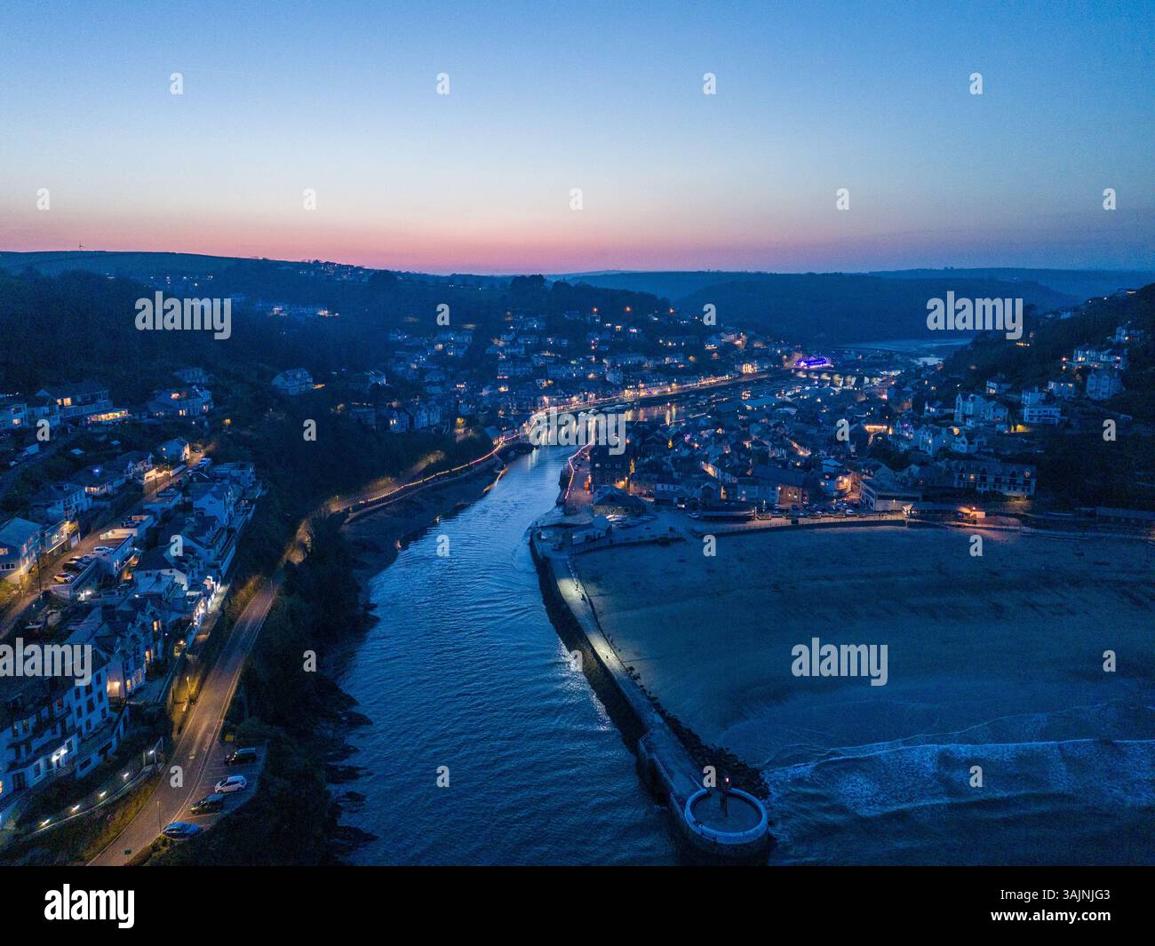 Vue aérienne sur Looe, début de soirée, ville de pêcheurs de Cornouailles et destination de vacances populaire, Cornouailles, Angleterre, Royaume-Uni Banque D'Images