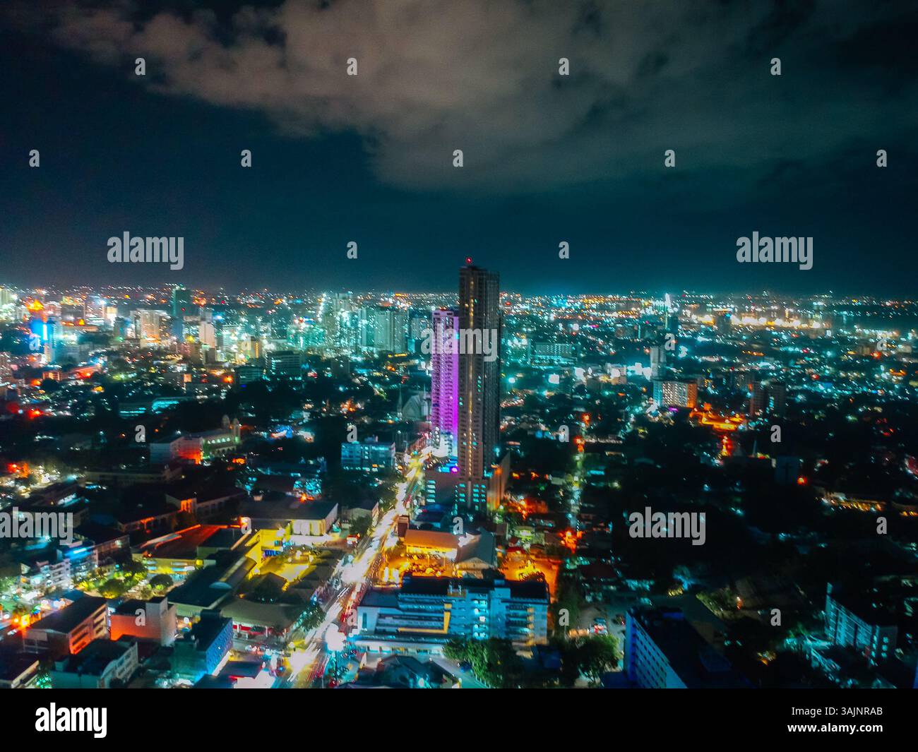 Paysage nocturne aérien vibrant de Cebu City, aux Philippines, avec ses gratte-ciel imposants, ses lumières lumineuses et une scène urbaine animée Banque D'Images