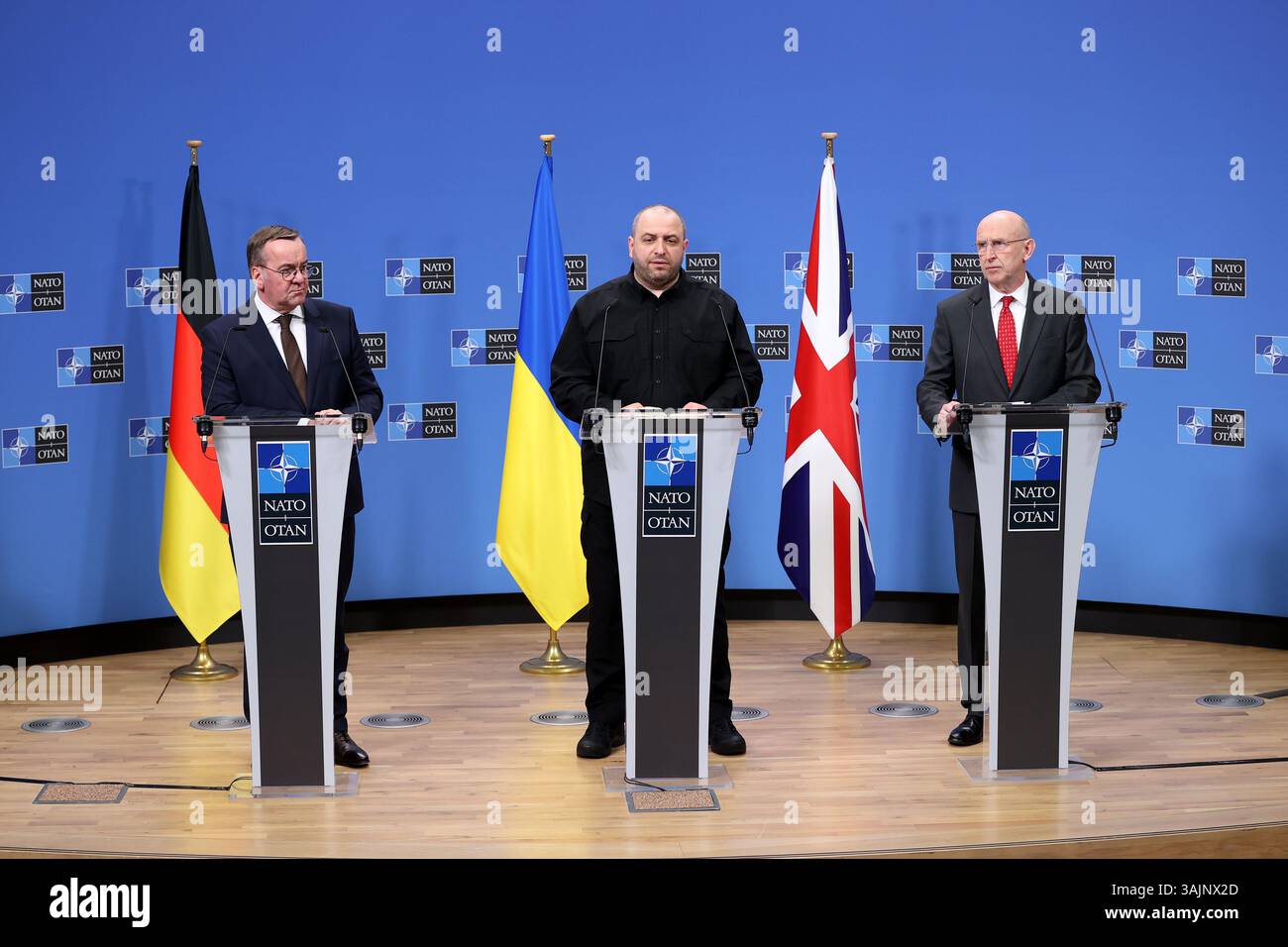 Bruxelles, Belgique. 11 avril 2025. Le ministre britannique de la Défense John Healey (à droite), le ministre ukrainien de la Défense Rustem Umerov (à gauche) et le ministre allemand de la Défense Boris Pistorius assistent à une conférence de presse à l’issue d’une réunion du Groupe de contact pour la Défense ukrainienne au siège de l’OTAN à Bruxelles, en Belgique, le 11 avril 2025. Vendredi, la Grande-Bretagne a annoncé une "augmentation du soutien militaire" de 450 millions de livres sterling (environ 589 millions de dollars américains) pour l'Ukraine alors qu'elle co-organisait une réunion du Groupe de contact de défense de l'Ukraine avec l'Allemagne à Bruxelles. Crédit : Zhao Dingzhe/Xinhua/Alamy Live News Banque D'Images