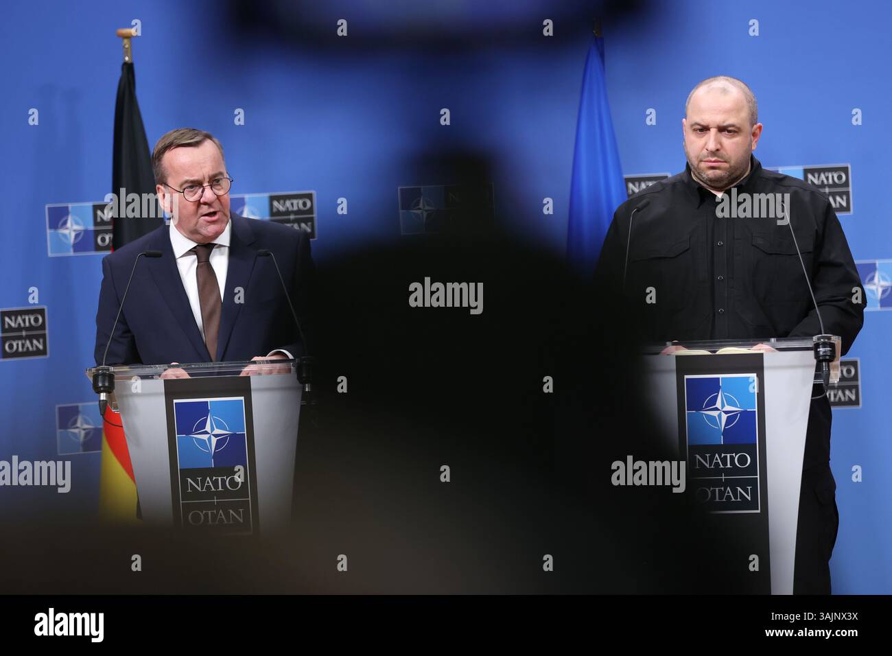 Bruxelles, Belgique. 11 avril 2025. Le ministre ukrainien de la Défense Rustem Umerov (à droite) et le ministre allemand de la Défense Boris Pistorius assistent à une conférence de presse à l’issue d’une réunion du Groupe de contact sur la Défense ukrainienne au siège de l’OTAN à Bruxelles, en Belgique, le 11 avril 2025. Vendredi, la Grande-Bretagne a annoncé une "augmentation du soutien militaire" de 450 millions de livres sterling (environ 589 millions de dollars américains) pour l'Ukraine alors qu'elle co-organisait une réunion du Groupe de contact de défense de l'Ukraine avec l'Allemagne à Bruxelles. Crédit : Zhao Dingzhe/Xinhua/Alamy Live News Banque D'Images