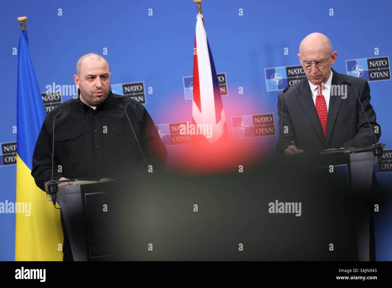 Bruxelles, Belgique. 11 avril 2025. Le ministre britannique de la Défense John Healey (à droite) et le ministre ukrainien de la Défense Rustem Umerov assistent à une conférence de presse après une réunion du Groupe de contact pour la Défense ukrainienne au siège de l’OTAN à Bruxelles, en Belgique, le 11 avril 2025. Vendredi, la Grande-Bretagne a annoncé une "augmentation du soutien militaire" de 450 millions de livres sterling (environ 589 millions de dollars américains) pour l'Ukraine alors qu'elle co-organisait une réunion du Groupe de contact de défense de l'Ukraine avec l'Allemagne à Bruxelles. Crédit : Zhao Dingzhe/Xinhua/Alamy Live News Banque D'Images