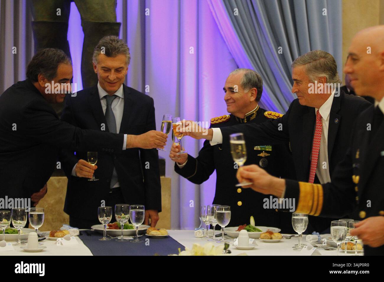 13 juillet 2017 - Buenos Aires, Buenos Aires, AR - 13/07/2017, Buenos Aires. Cena de camaraderia de las Fuerzas Armadas, conla presencia del presidente Mauricio Macri y los ministros de defensa, saliente y entrante, Juliuo Martinez y Oscar Aguad...Rodrigo Nespolo/ la Nacion (crédit image : © Rodrigo Nespolo/la Nacion/GDA via ZUMA Press) Banque D'Images