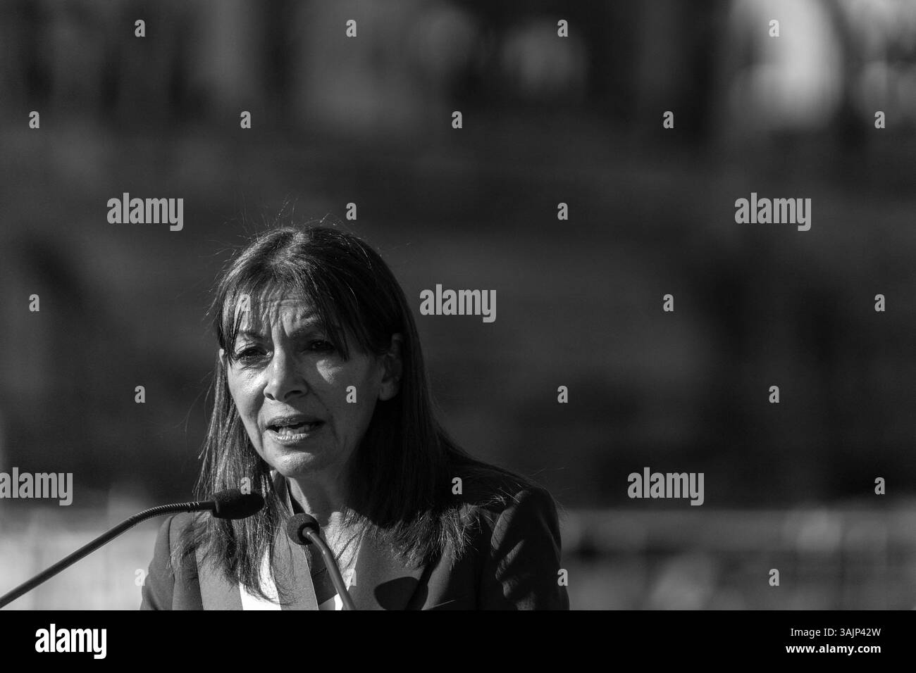 Paris, France. 11 avril 2025. Anne Hidalgo, maire de Paris, prononce un discours lors d'une cérémonie visant à renommer un pont en l'honneur du chanteur Jim Morrison, à Paris, en France, le 11 avril 2025. Photo de Alexis Jumeau/ABACAPRESS. COM Credit : Abaca Press/Alamy Live News Banque D'Images