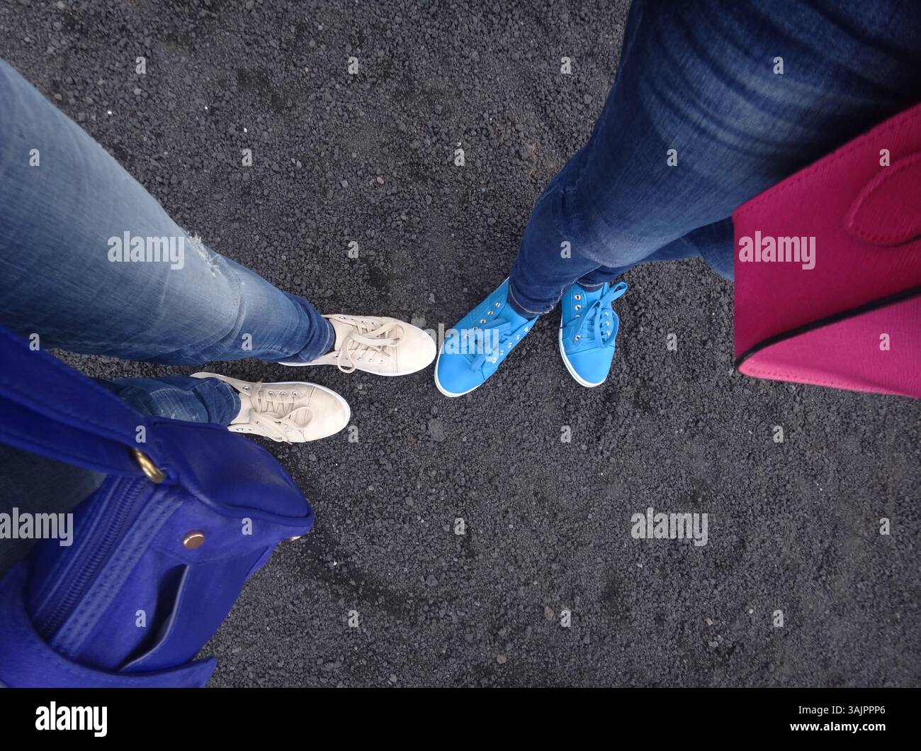 Jambes pour femmes en Jean bleu et baskets lumineuses Banque D'Images