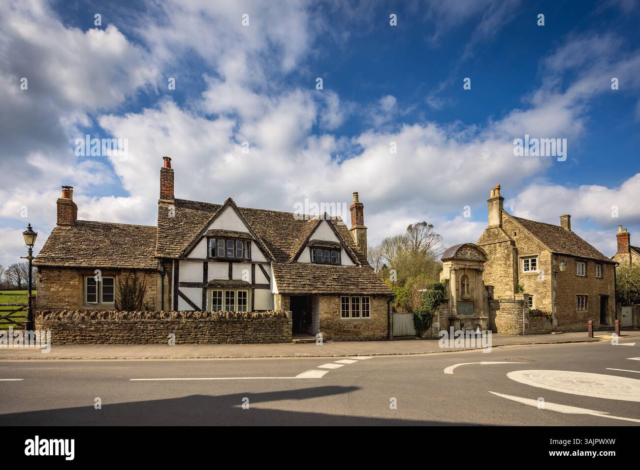 Maison médiévale traditionnelle et mémorial de la première Guerre mondiale dans le village historique de Lacock, Wiltshire, Angleterre, Royaume-Uni Banque D'Images