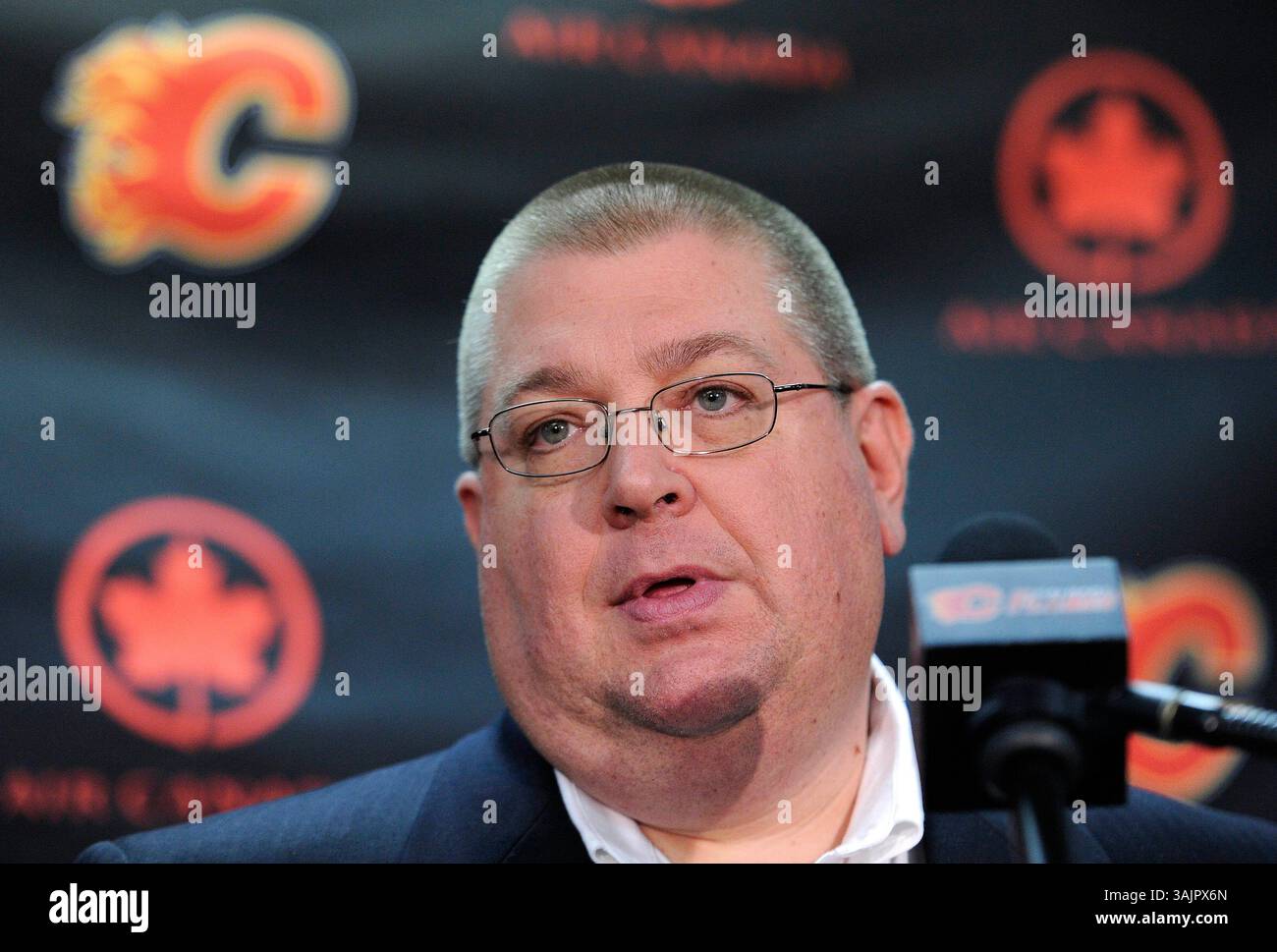 28 déc. 2010 - Calgary, Alberta, Canada - photo de profil de la LNH sur Jay Feaster, directeur général des Flames de Calgary, lors d'une conférence de presse à Calgary. (Crédit image : © Larry MacDougal via ZUMA Wire) Banque D'Images
