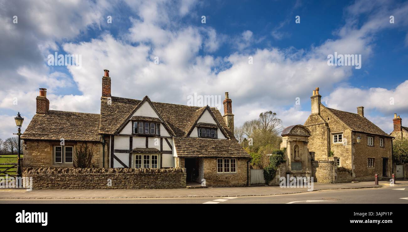 Maisons médiévales traditionnelles et mémorial de la première Guerre mondiale dans le village historique de Lacock, Wiltshire, Angleterre, Banque D'Images