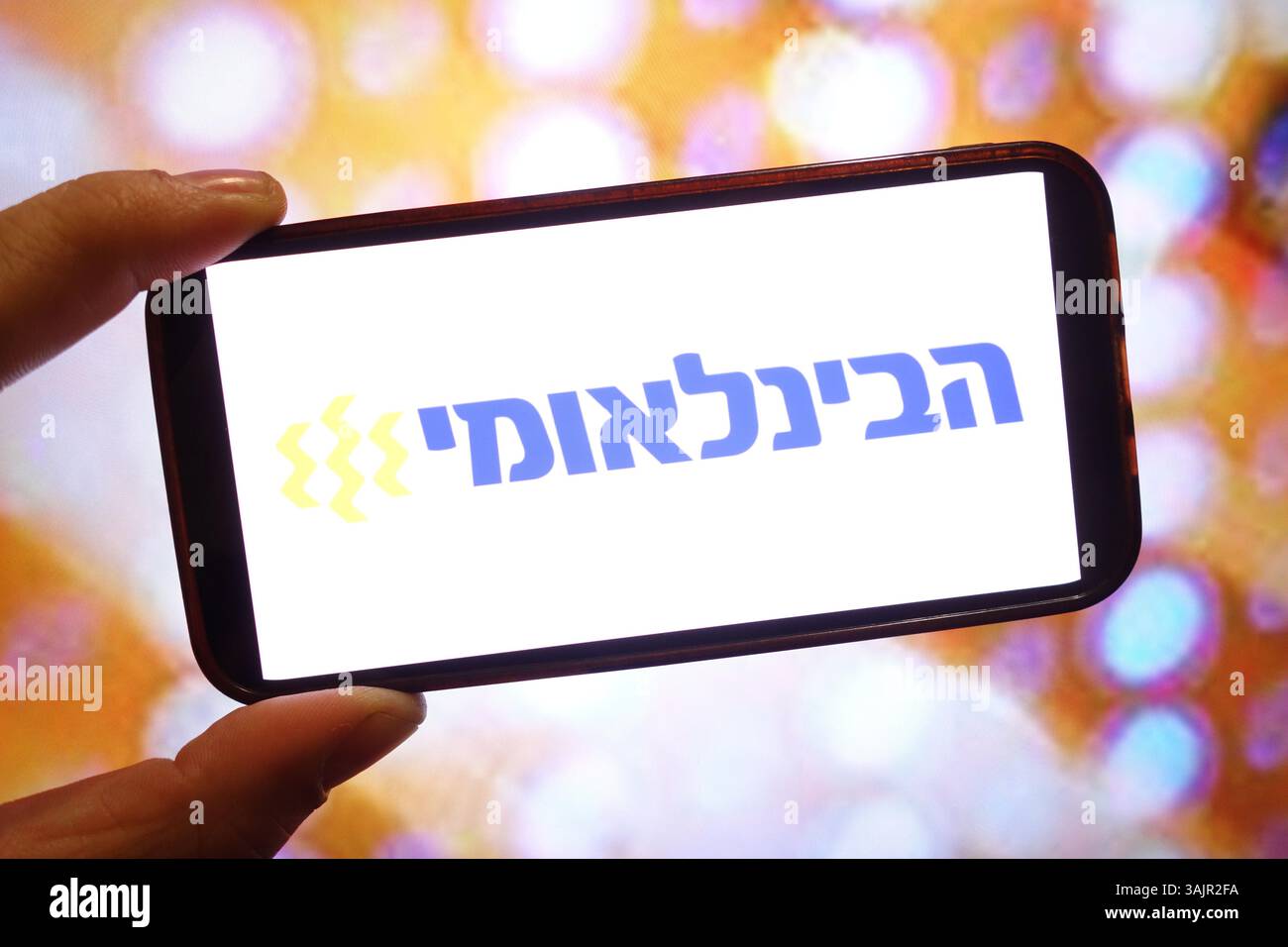 Dans cette illustration photo, le logo de la société First International Bank of Israel est affiché sur un écran de smartphone. Banque D'Images