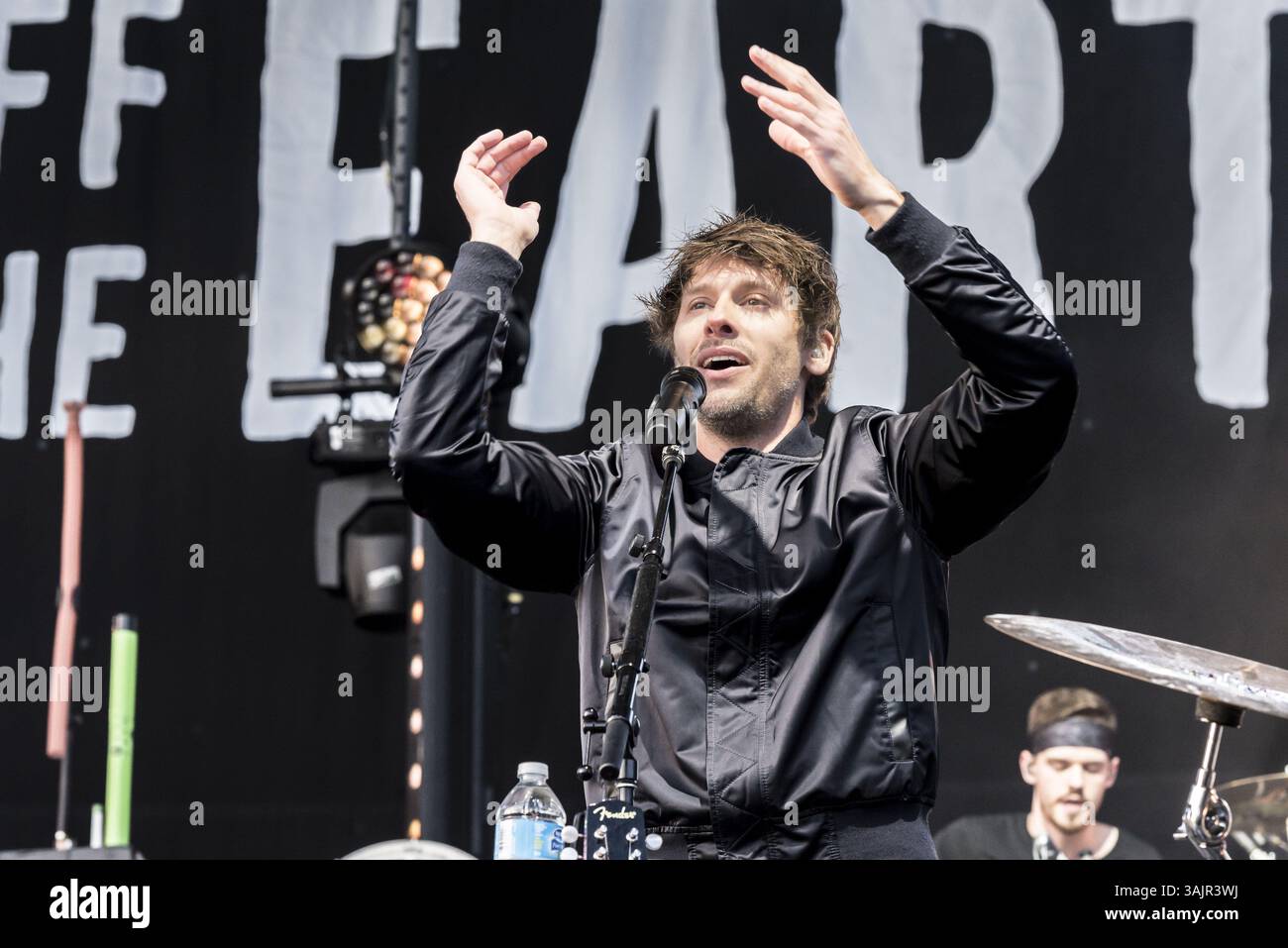 27 mai 2017 - Toronto, Ontario, Canada - le groupe indépendant canadien de rock alternatif, ska et reggae rock WALK OFF THE EARTH a présenté un concert à guichets fermés au CBC Music Festival, qui a lieu à Echo Beach, à Toronto. En photo : SARAH BLACKWOOD, GIANNI ''LUMINATI'' NICASSIO, RYAN MARSHALL, MIKE ''BARBE GUY'' TAYLOR, JOEL CASSADY (crédit image : © Angel Marchini via ZUMA Wire) Banque D'Images