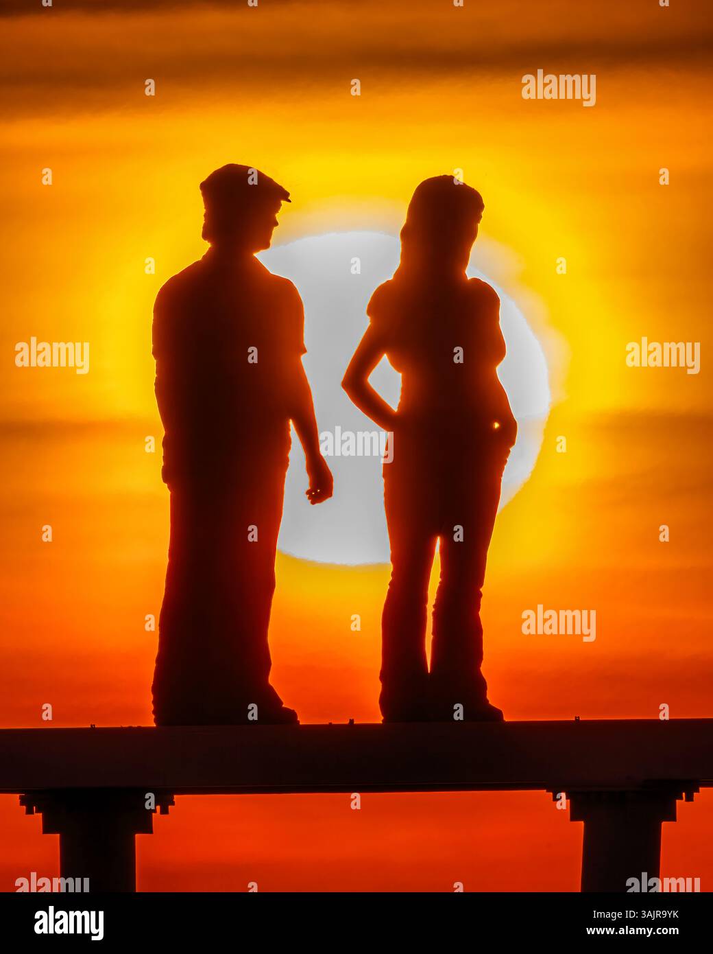 Vue au lever du soleil de la sculpture ''couple'' de Sean Henry à Newbiggin-by-the-Sea dans le Northumberland, au nord-est de l'Angleterre Banque D'Images