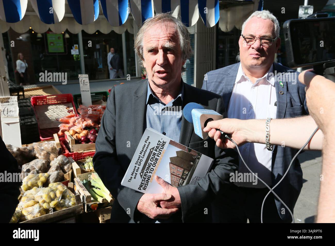 Dublin, Irlande - 11 avril 2025 - James Connolly Heron, arrière-petit-fils de James Connolly, et militant pour la préservation de Moore Street, parle devant le National Monument 14-17 Moore Street alors que le Taoiseach irlandais et le leader du Fianna Fail Micheal Martin sont à l'intérieur du bâtiment lors d'une visite. Banque D'Images