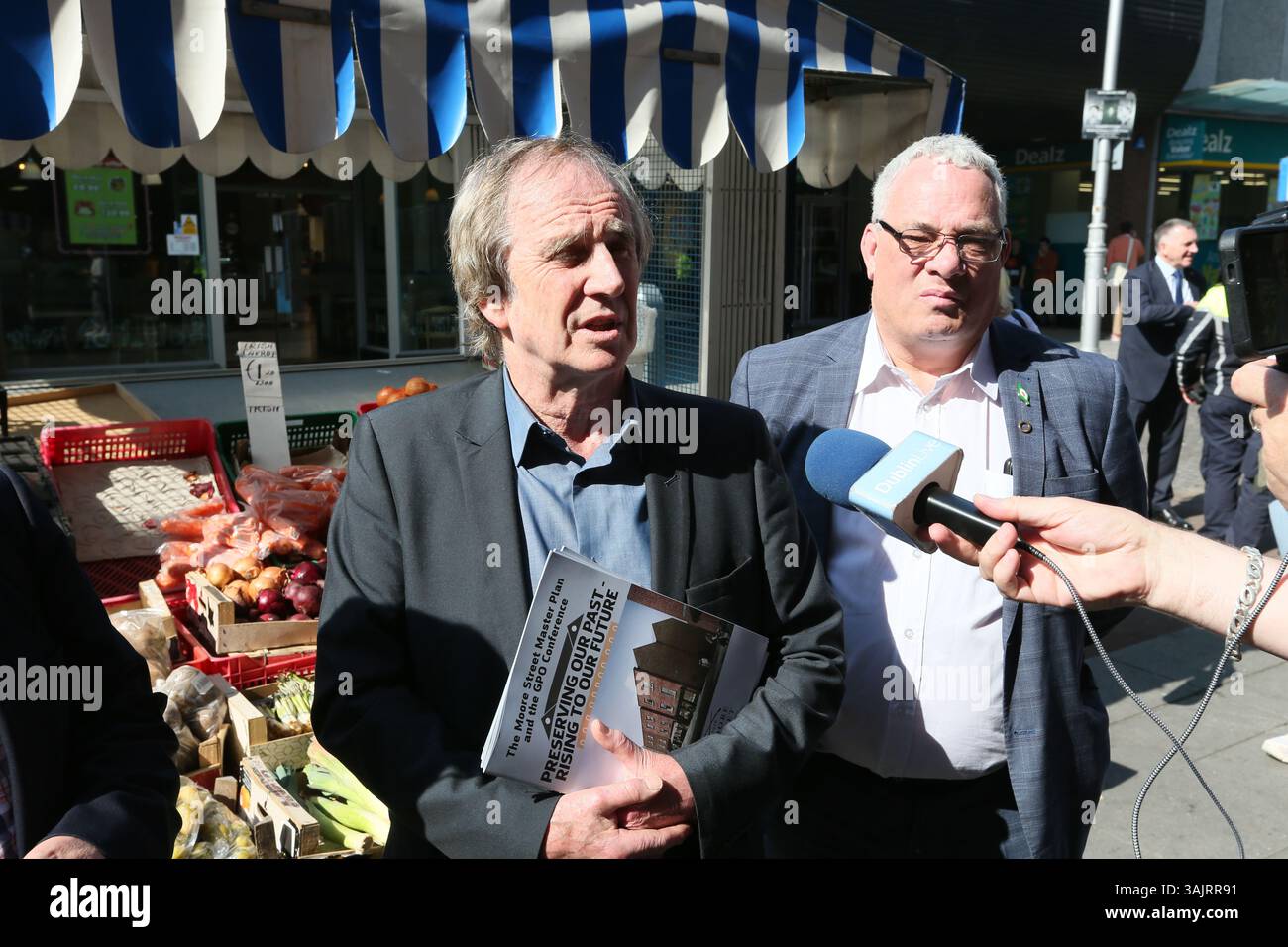 Dublin, Irlande - 11 avril 2025 - James Connolly Heron, arrière-petit-fils de James Connolly, et militant pour la préservation de Moore Street, parle devant le National Monument 14-17 Moore Street alors que le Taoiseach irlandais et le leader du Fianna Fail Micheal Martin sont à l'intérieur du bâtiment lors d'une visite. Banque D'Images